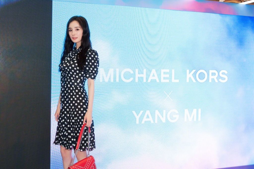 杨幂这腿还可以再吹一百年!腿细成这样估计都没人敢靠近合照吧!