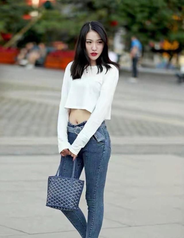  设计■牛仔裤经典的版型让你修身又有型，简单而大气，什么穿都好看