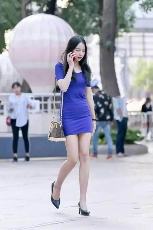 身材玲珑，步态轻盈，宝蓝色连衣裙超有女人范