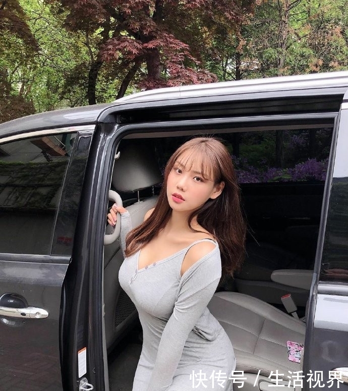 【美女】美女街拍身材高挑的小姐姐,穿搭紧身裤,轻松走在时尚前沿