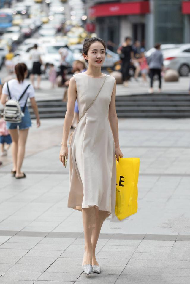 街拍：美女五官精致，穿衣时髦，能娶回家是一种福气