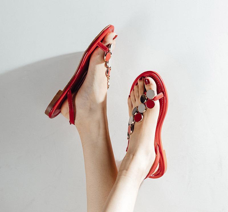 谁说夏天穿连衣裙非要搭高跟鞋？舒适的平底凉鞋衬托玉足更好看