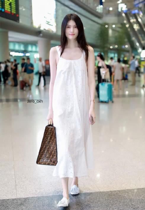 何穗胖了？一身宽松长裙没能藏住她腋下的赘肉，但依旧美的很优雅