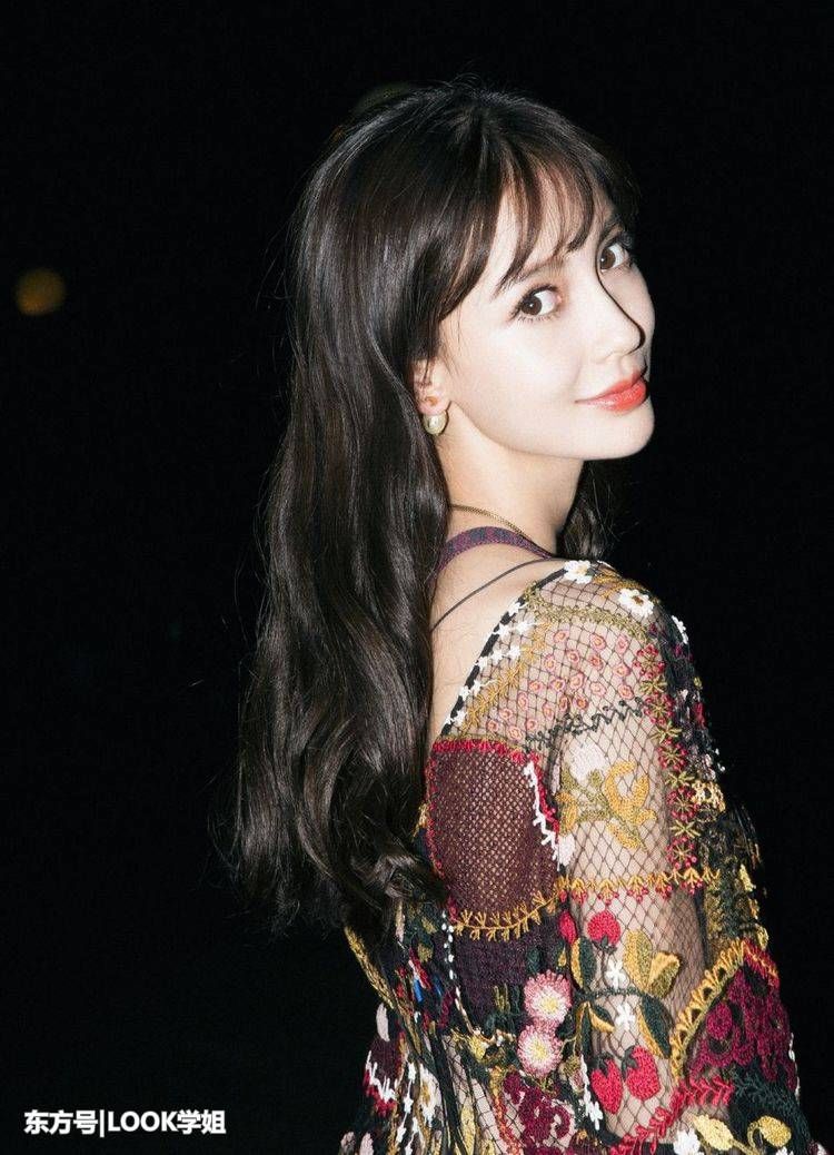 杨颖越来越有女人味了，镂空裙惊艳全场，网友:原来身材这么好