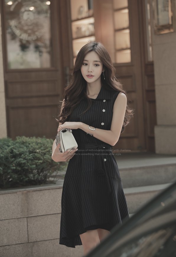 女神珠珠:黑咖啡愠色竖条不对称束腰裙