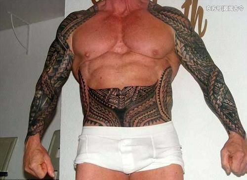 59岁大叔疯狂纹身, 耗时200个小时, 将全身纹了一个遍!