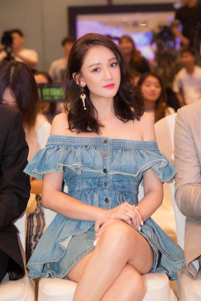 43岁杨千嬅跟38岁陈乔恩撞衫, 网友: 扮嫩只服陈乔恩