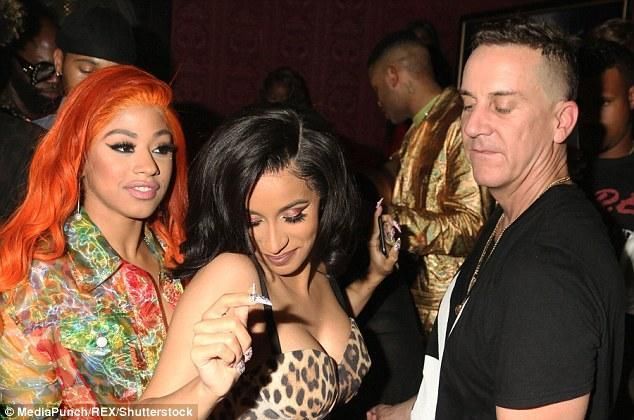 美国性感女歌手参加朋友派对  瞬间成为全场焦点