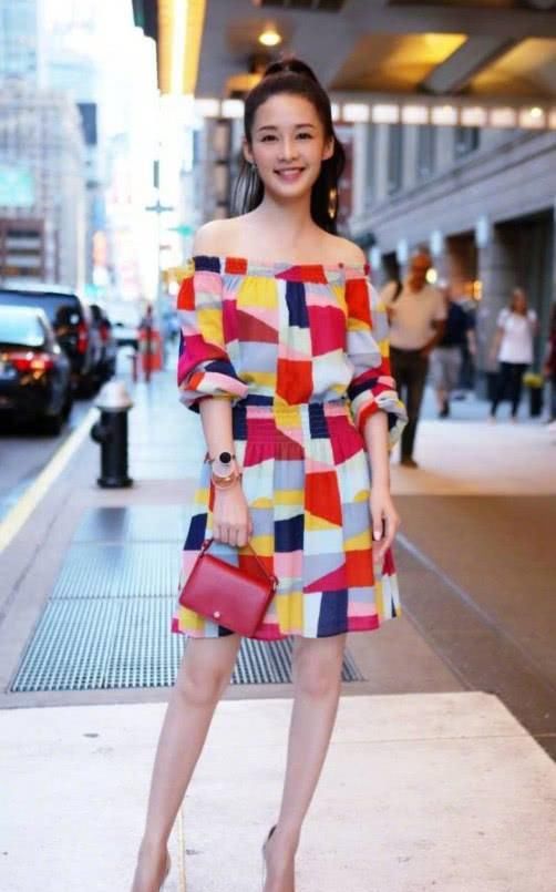 李沁这是闹哪样，拿三个“塑料瓶盖”戴在手上，从哪里抠下来的？