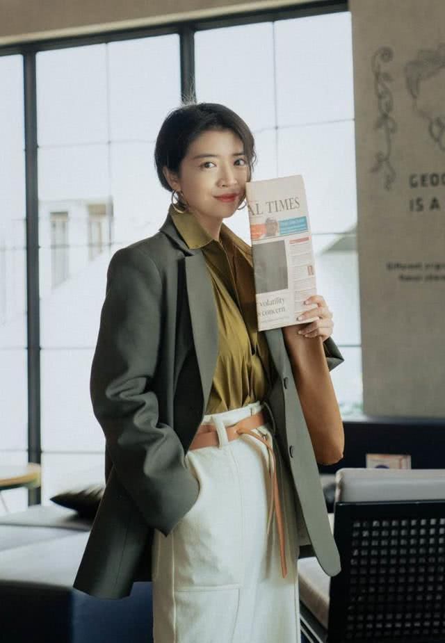  【博主】2019年流行的小西服还不容易穿跟随三木时尚博主那样穿，时尚潮流又显年轻
