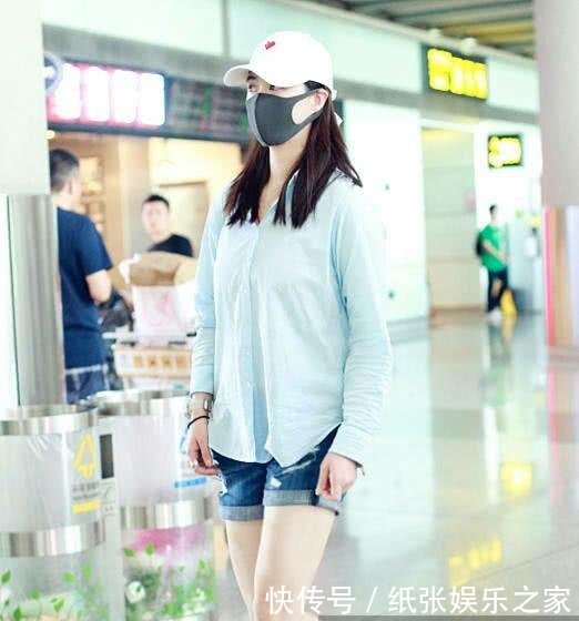 蒋欣又瘦出新高度, 粉色衬衫配白短裤, 看起来80斤不到!