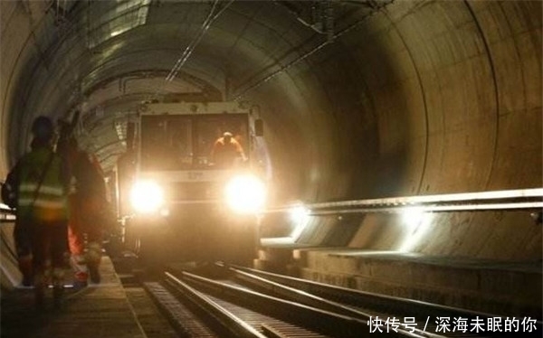  炸弹@深处地下2400米的铁路，耗资920亿，炸弹都没办法，不是我
