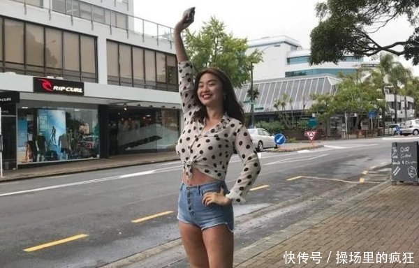 街拍举止优雅时尚的少女，秀出时尚秀出美丽！