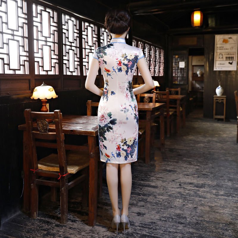 36岁的老婆胆子太大了，这样的旗袍也敢穿出去，但确实性感撩人