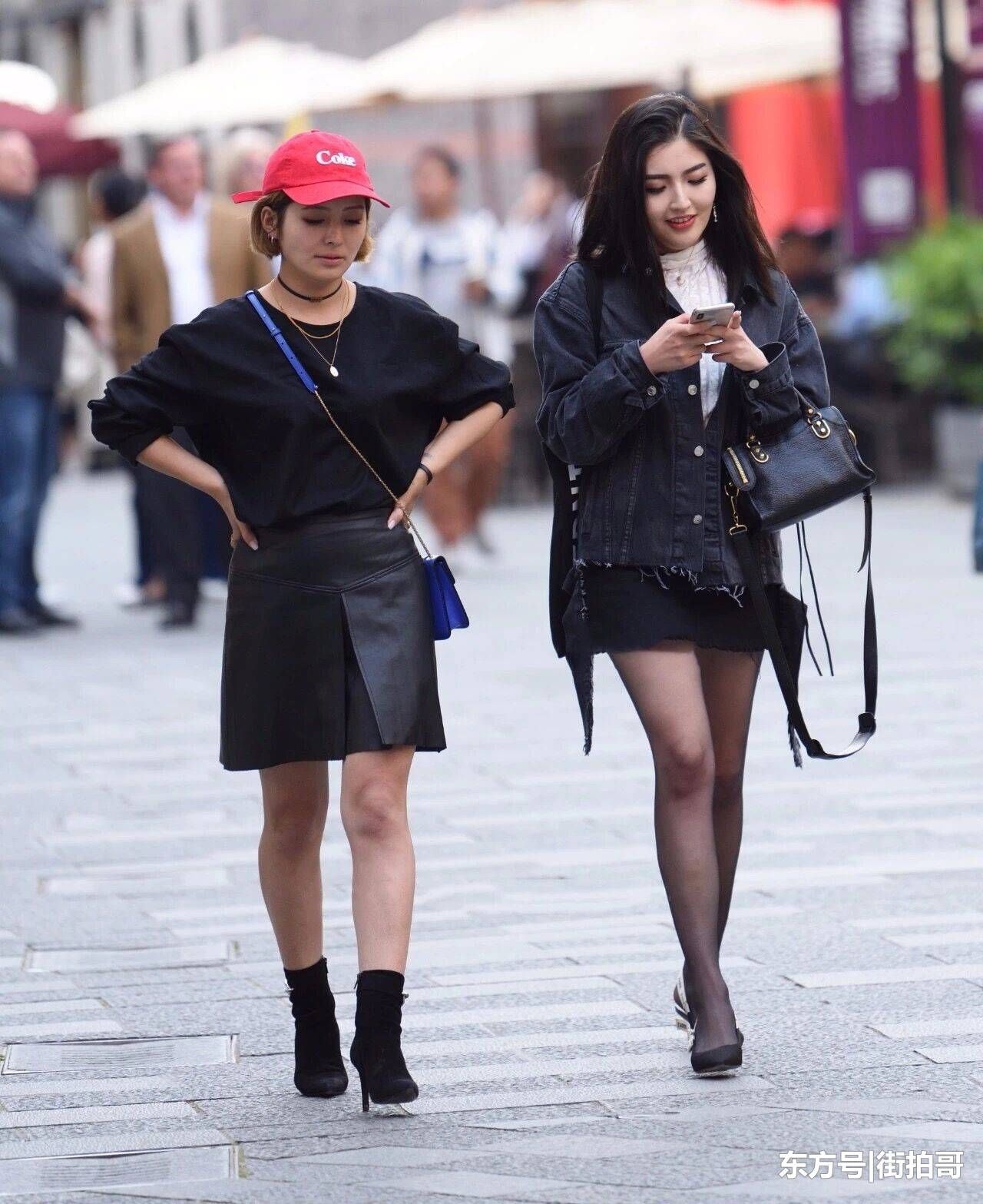 街拍哥：颜值高，也不失气质，动人甜美的性感黑丝袜小姐姐