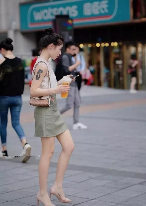  美极了■街拍：小姐姐黑色的宽松直筒裤，搭配一双黑色的高跟鞋，美极了