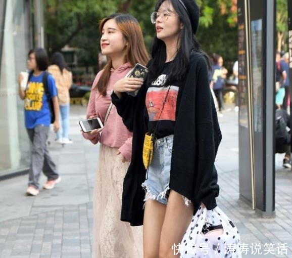  【位选择】街拍美女小姐姐搭配修身迷人的紧身裙，衬托出性感的线条！