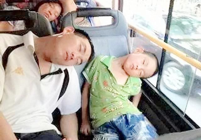  「睡姿」遗传的魔力有多大？3张图带你见证，网友：确认过姿势，是亲生的