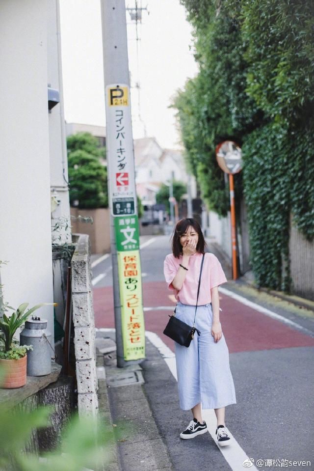 谭松韵蓝色阔腿裤配粉色T恤，28岁嫩回18岁！网友：这发型真抢镜