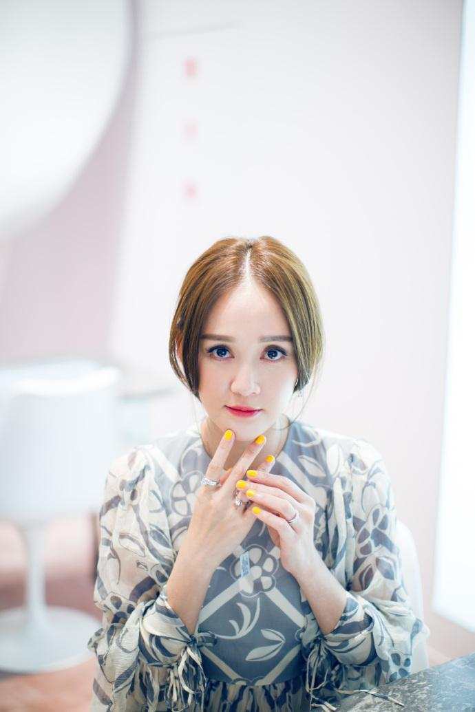 43岁杨千嬅跟38岁陈乔恩撞衫, 网友: 扮嫩只服陈乔恩