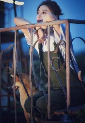 景甜亮相纽约时装周，黑色短裙魅力十足，网友：难怪张继科会爱上