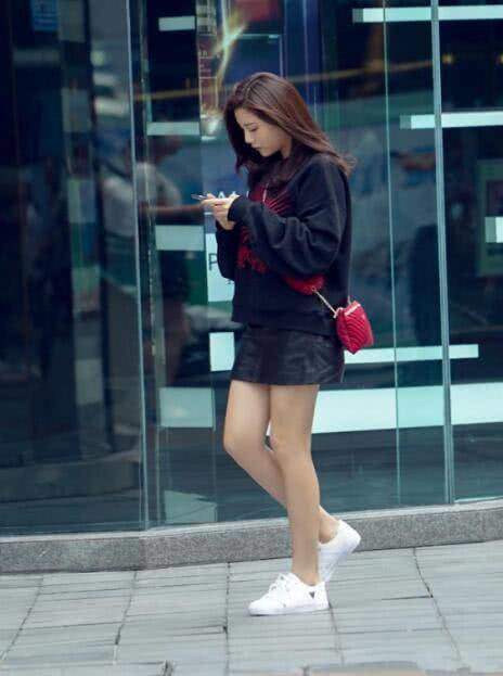 丰盈有致的紧身T小姐姐秀出玲珑纤细的长腿，非常的迷人吸睛！