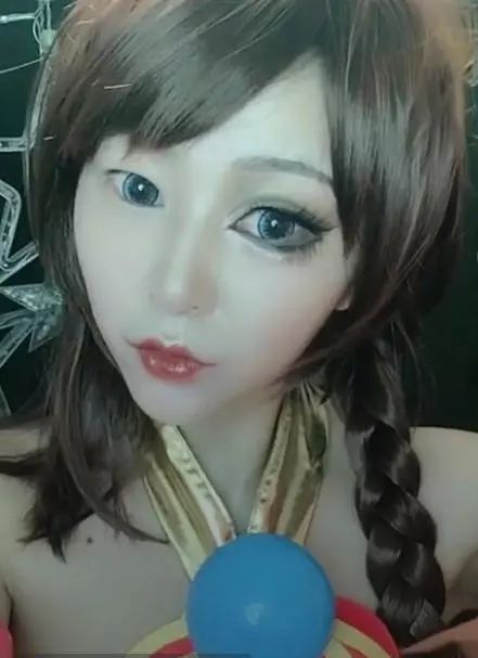 女子每天宅在家，一天换一张“脸”，家人却无可奈何，男友却笑了