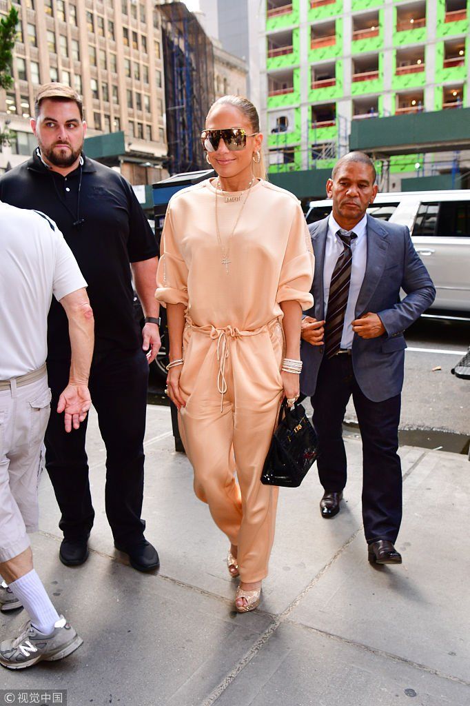 詹妮弗洛佩兹穿缎面连体裤耀眼到发光 单手插兜走路霸气获保镖护