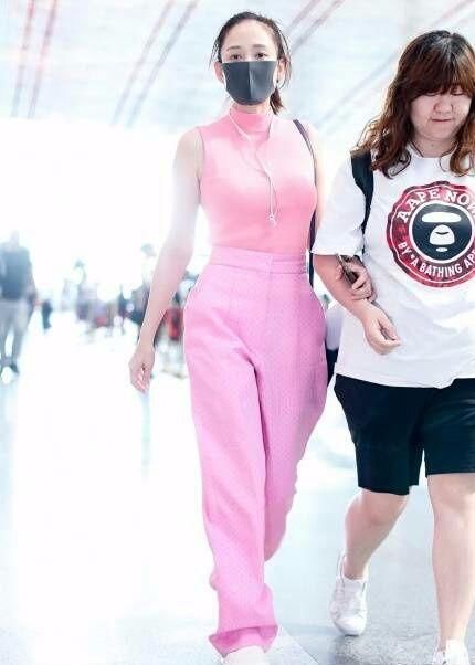 陈乔恩本想靠粉色装嫩,网友:我的关注点却都在她的腋下!