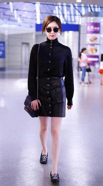 江疏影胆真大！裙子短到“大腿根”还在中间开个叉，真看得人尴尬