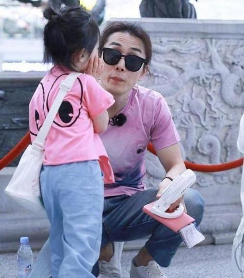 李承铉的穿衣技术就是撩妹神器，这衣服穿的满满都是对妻女的爱！