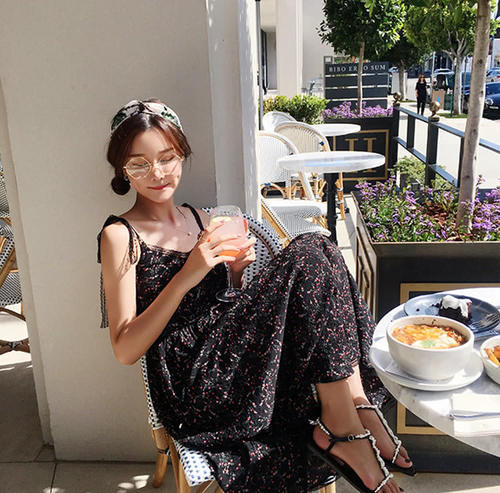 夏日穿吊带裙，性感魅力更撩人，散发浓浓的女人味儿！