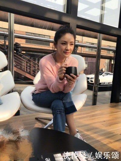 胡可好厉害！鸡毛掸子穿身上也能美翻天，网友：沙溢真赚大发了！