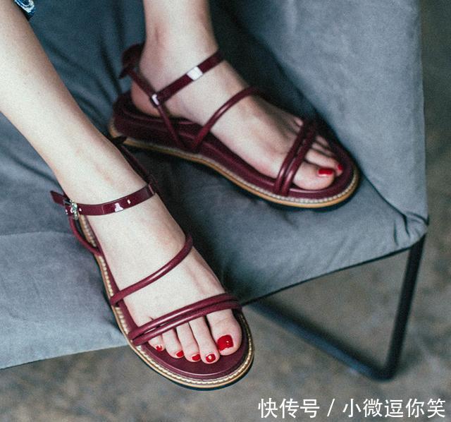 脚踩罗马风凉鞋,时髦又清爽,上脚给你跑鞋的舒服感