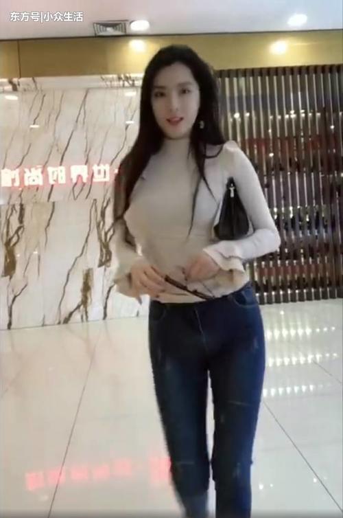 街拍：小姐姐一身紧身打扮后，微胖的好身材穿紧身更好看