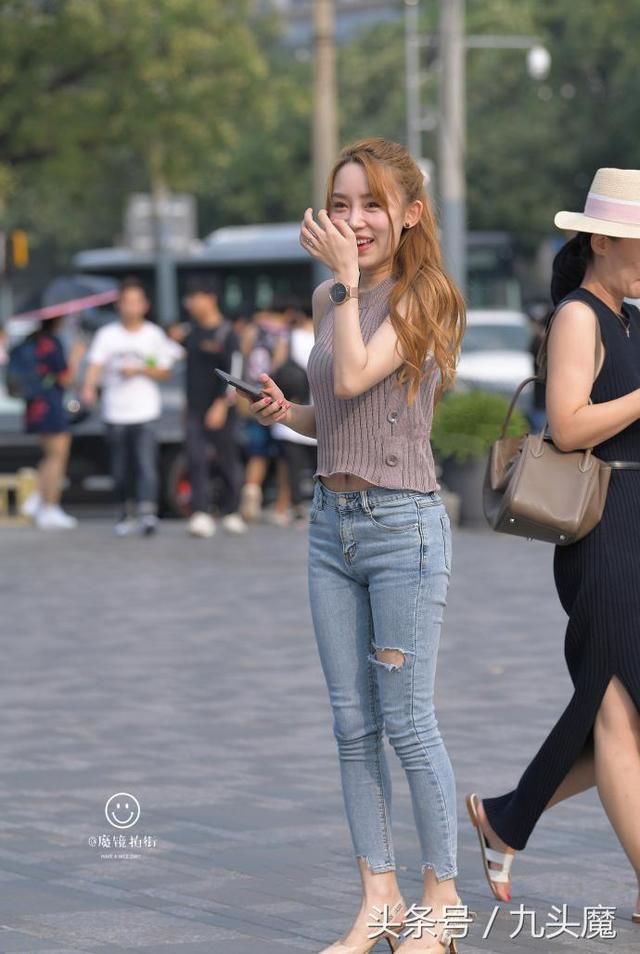 清凉一夏:看街拍美女笑容甜美、清纯真像奶油蛋糕，很想吃一口