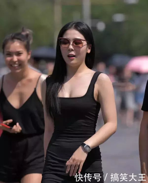 美女与男友出门,身穿黑色包臀连衣裙,曲线身材很漂亮!