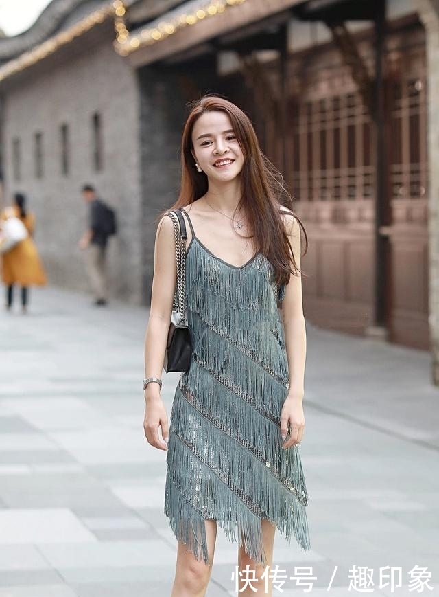「女性」吊带裙,时尚又灵动,彰显现代女性潮流审美