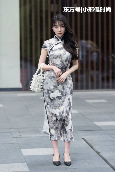 「美女」街拍：气质优雅的古装美女，一袭碎花旗袍穿搭，尽显身材凹凸有致