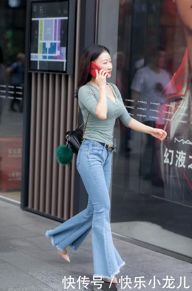 『喇叭裤』街拍:美女喇叭裤搭配一双尖头高跟鞋穿在脚上,更能够凸显她身上的气质