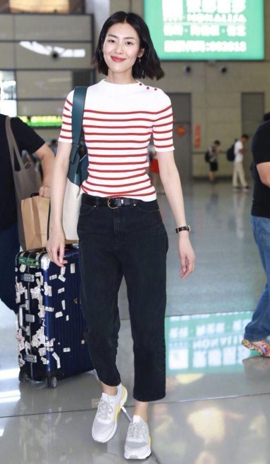 178刘雯齐肩短发现身机场,清新甜美,网友:笑起来被酒窝醉倒