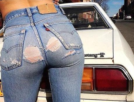 屁屁破洞牛仔裤：露骨时尚或将流行？网友：不懂国外时尚！