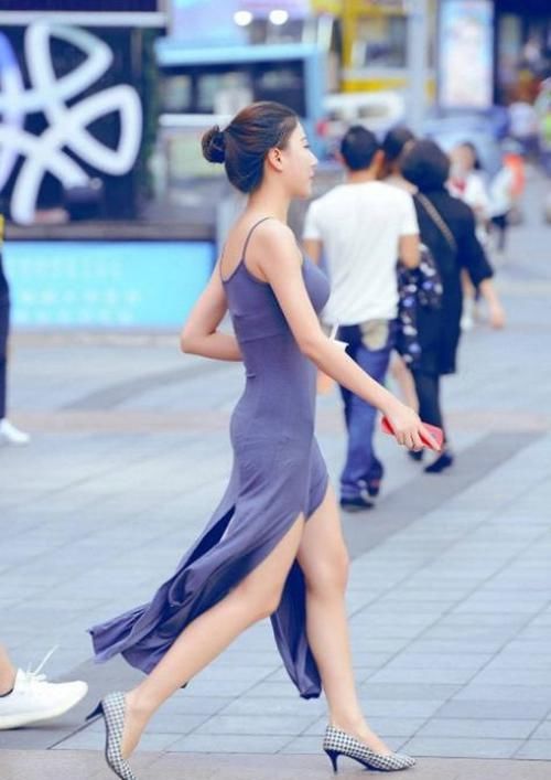  『展现出』路人街拍，米色连衣裙搭配红色高跟鞋，展现出干练简约的味道