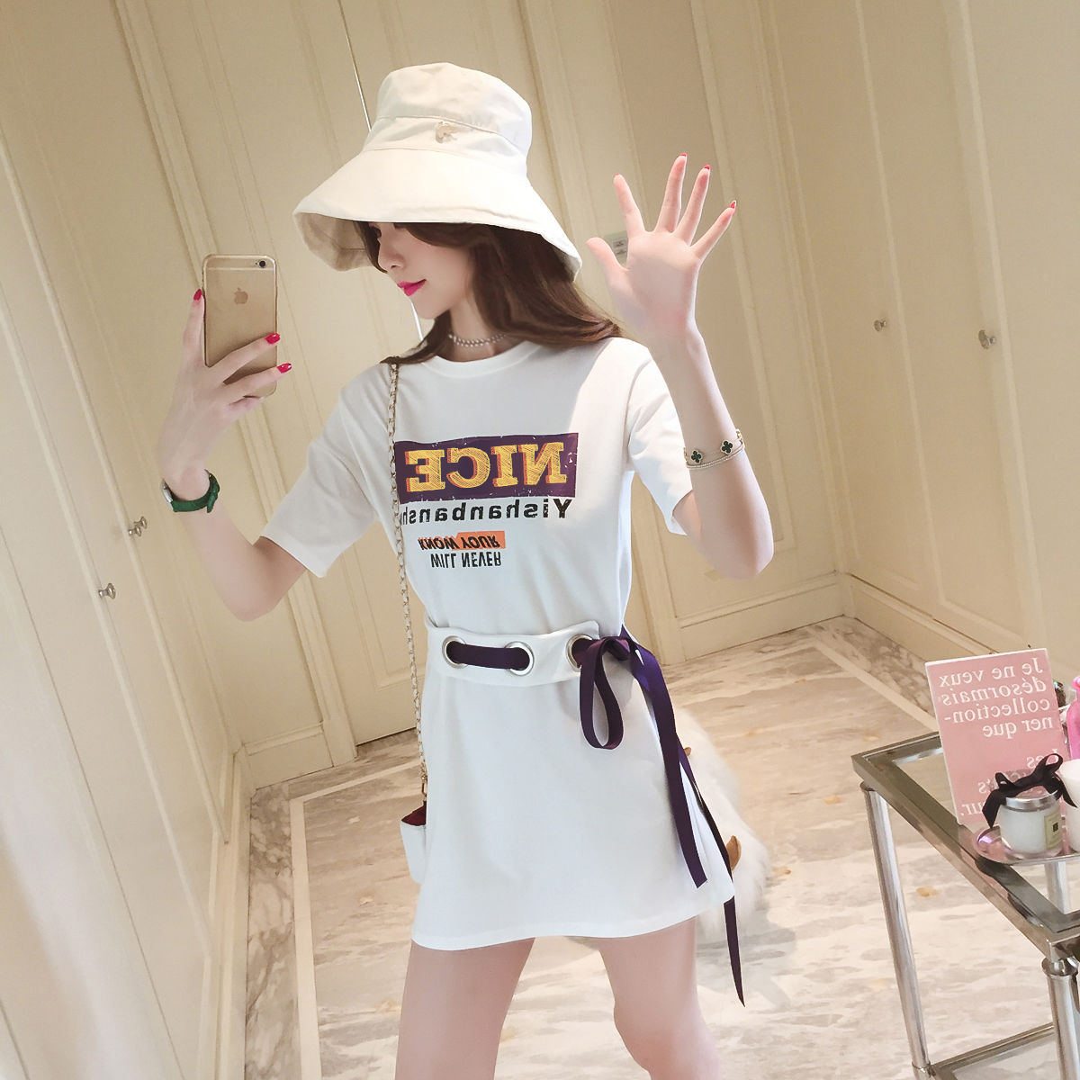 告诉你，下面这些优雅的紫色裙，显白又显嫩，不穿高跟都显腿长