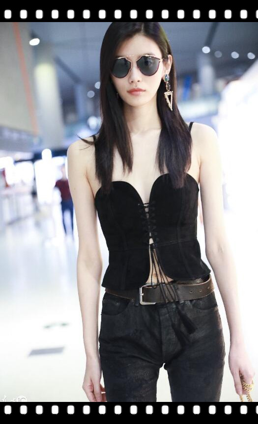 脸高级身材也高级 29岁的奚梦瑶两块抹布完全不能遮住好身材