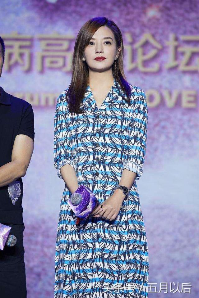 赵薇瘦了后美回颜值最巅峰，穿束腰裙现身活动秀小蛮腰，惹人羡慕