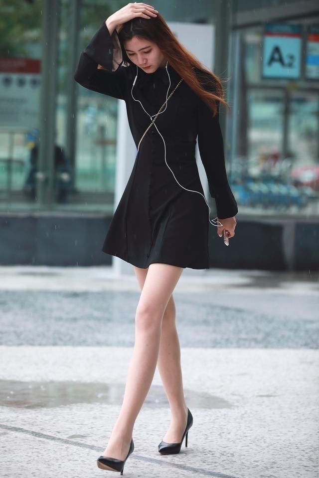 街拍雨中漫步的短裙肉丝长腿女神