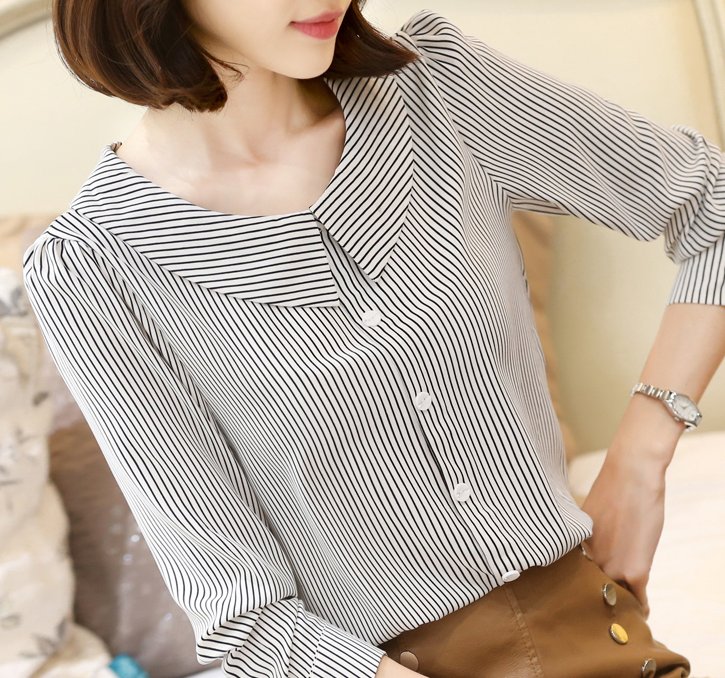 45岁的小姨，打扮的真美嫩!穿这样“小衫配白裤”，洋气显年轻