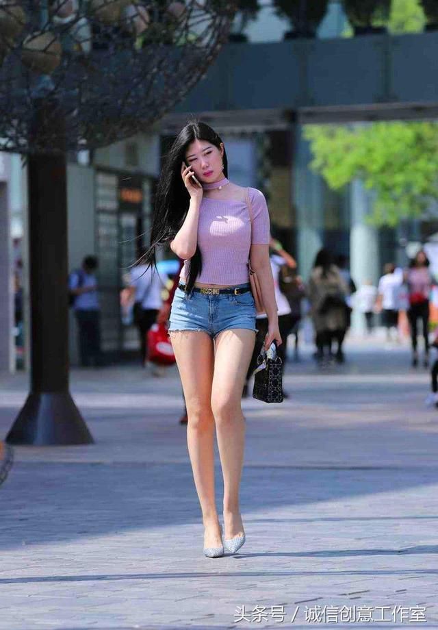 街拍:紧身裙美女靓丽十足,奢华精致,带来几分甜美的性感!