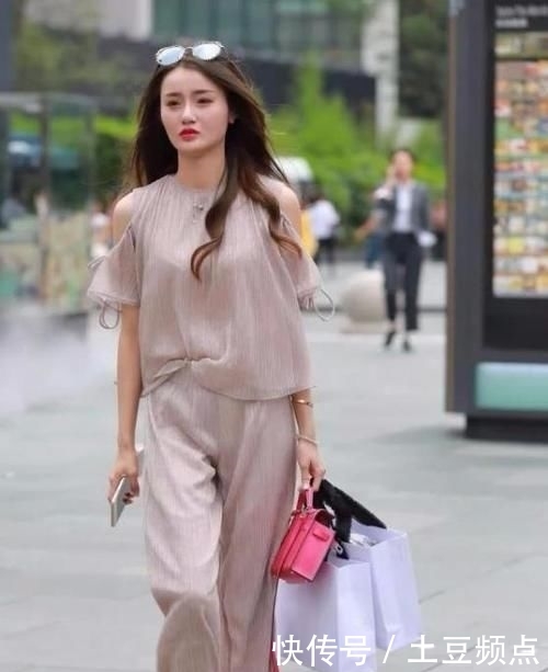  『美女』街拍：身材苗条的美女，一条白色的开叉连衣裙，时尚女神魅力风采